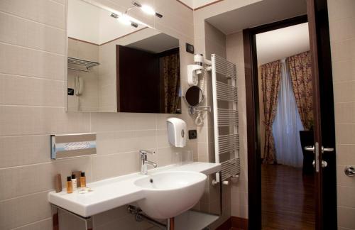 a bathroom with a sink and a mirror at Gambrinus Hotel in Rome
