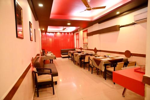 uma sala de jantar com mesas e cadeiras em um restaurante em Citi Club em Kānpur