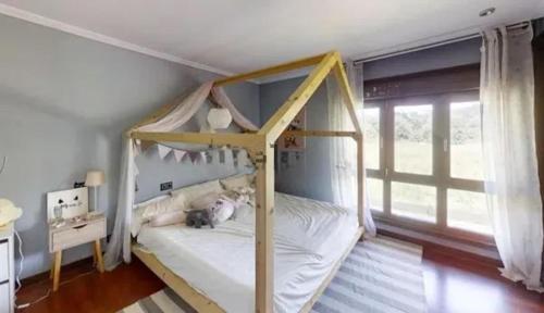 une chambre avec un lit superposé et une fenêtre dans l'établissement Villa Mauricio Garden, 