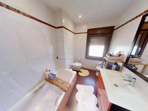 une salle de bain avec une baignoire, un lavabo et des toilettes dans l'établissement Villa Mauricio Garden, 