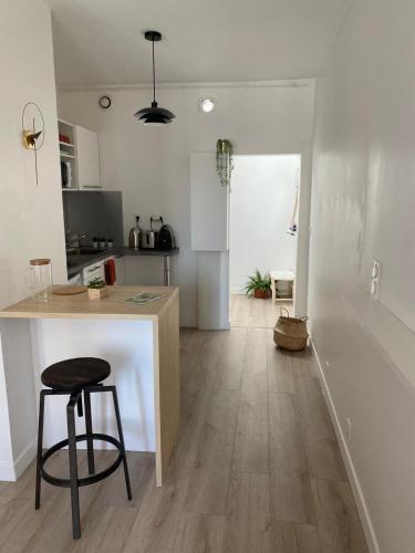 Kuchyň nebo kuchyňský kout v ubytování Le studio parisien