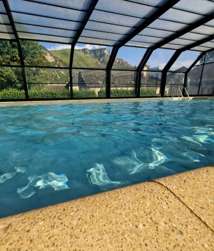 Escapade Montagne en Famille, appartement cosy avec piscine couverte