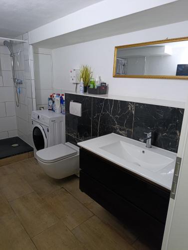 Foto 100 qm Apartment,WLAN, TV free Parking,24 h check-in, ,full kitchen,Untergeschoss ,3 Schlafzimmer -Wohnzimmer integriert 3