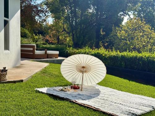 Un jardín fuera de Chumash Chapel - Luxury Historic Ojai Villa