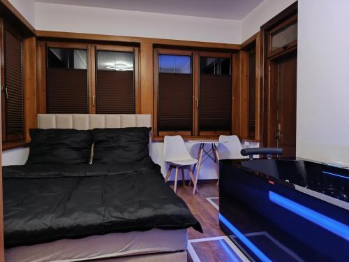 una camera da letto con un letto, un tavolo e delle sedie di Apartamenty pod Jesionami u Bartka a Zakopane