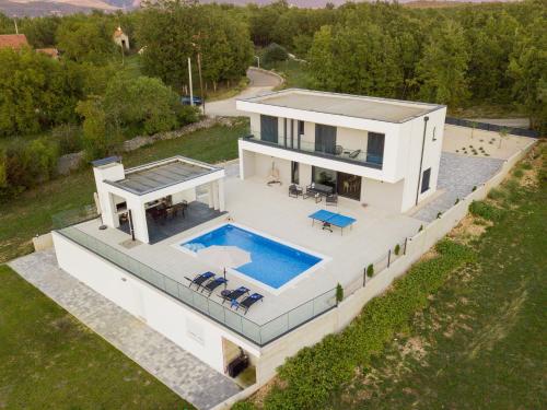 Bazén v ubytování Holiday Home Oasis for You with Heated Pool nebo v jeho okolí