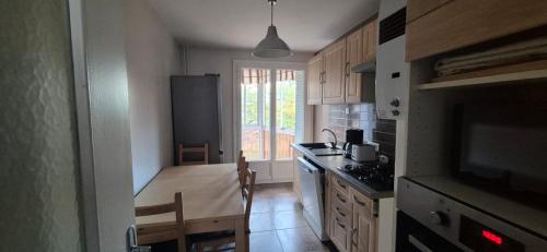 Η κουζίνα ή μικρή κουζίνα στο 3 chambres - Vaulx en Velin