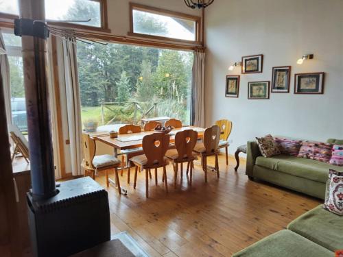 Χώρος καθιστικού στο Cabaña Bahía Huillín, Cascadas, lago Llanquihue