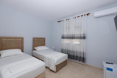 Ένα ή περισσότερα κρεβάτια σε δωμάτιο στο Rooftop 3BR Apartment with Hot Tub, Pool and Parking