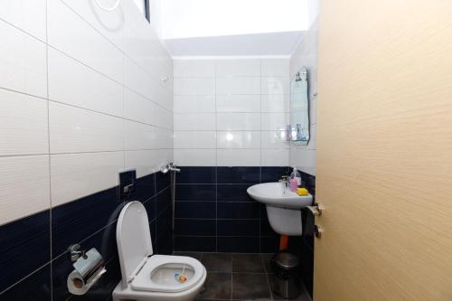 Ένα μπάνιο στο Rooftop 3BR Apartment with Hot Tub, Pool and Parking