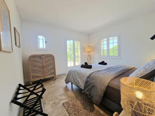 une chambre avec un lit sur lequel est allongé un chat dans l'établissement Villa "L'élégante" avec vue imprenable, à Tourtour