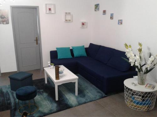 a living room with a blue couch and a table at Appartement Salir do Porto in Salir de Porto