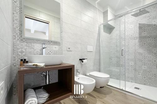 Ένα μπάνιο στο Binario 4 Rooms Suite