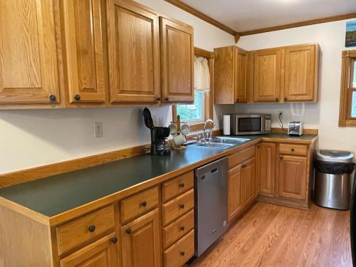 Kuchyň nebo kuchyňský kout v ubytování UP North Rental 906 - 2BR,1BA House in Ironwood