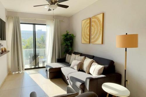 Posezení v ubytování Beautiful apartment steps from the beach