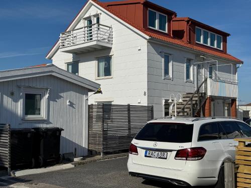 a white car parked in front of a house at Kungshamn - Fisketången in Kungshamn