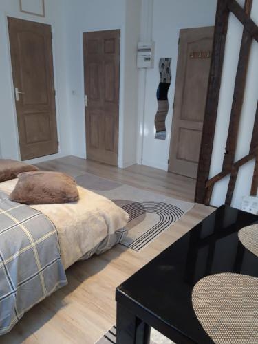 Ένα ή περισσότερα κρεβάτια σε δωμάτιο στο TINCHEBRAY Centre ville