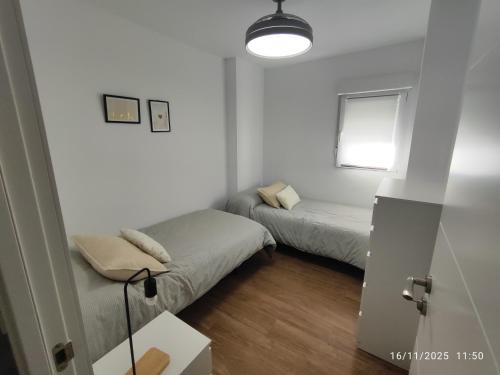 Postel nebo postele na pokoji v ubytování CITYHOUSE! NUEVO REFORMADO CONFORT WIFI TV65 AC FULL Visco