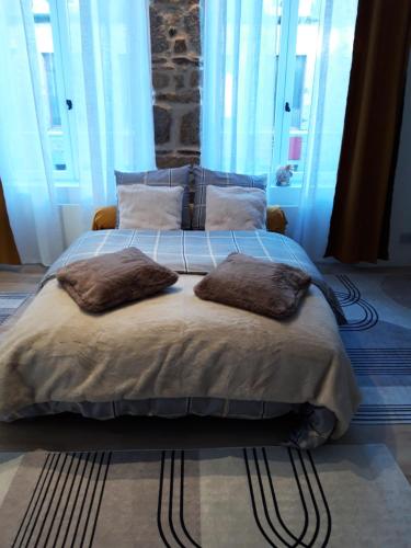 Postel nebo postele na pokoji v ubytování TINCHEBRAY Centre ville