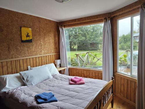 Ένα ή περισσότερα κρεβάτια σε δωμάτιο στο Cabaña Bahía Huillín, Cascadas, lago Llanquihue