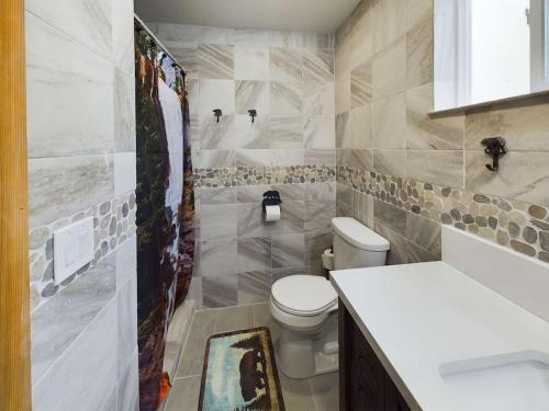 Ένα μπάνιο στο Modern Comfort Suite B - Heart of Downtown