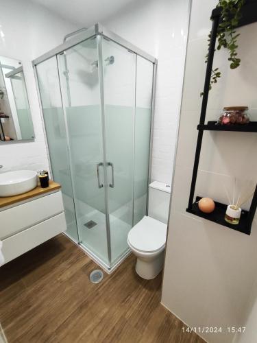 a bathroom with a glass shower and a toilet at CITYHOUSE! NUEVO REFORMADO CONFORT WIFI TV65 AC FULL Visco in San Fernando