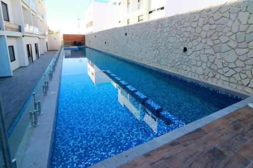 Bazén v ubytování Nice apartment near the golden zone and the Marina nebo v jeho okolí