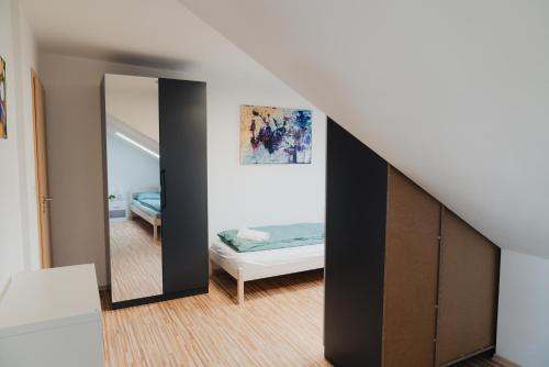 Postel nebo postele na pokoji v ubytování Modernes Penthouse mit Panorama im Herzen von Villingen