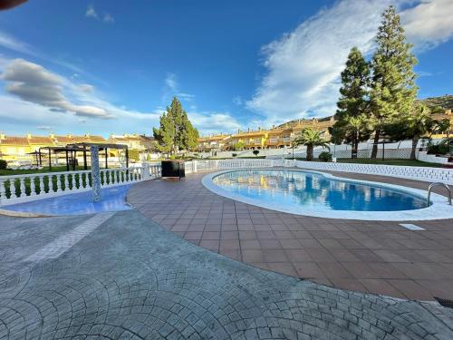 ein kleiner Pool mit einem Zaun und Bäumen in der Unterkunft Casa Sol y Paz in El Campello