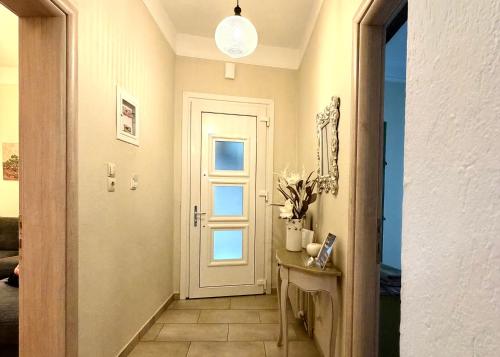 un pasillo con una puerta blanca y una mesa en Casa Nostra, en Aridaía