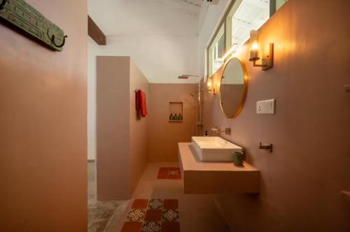 une salle de bain avec un lavabo et un miroir dans l'établissement Villa Elise, à Sinimodera