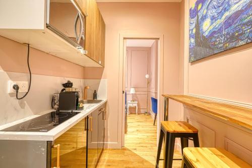 eine Küche mit Spüle und Theke in der Unterkunft Suite Anna In Paris Republique in Paris