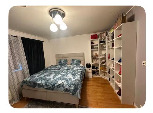 En eller flere senge i et værelse på Moderne familie hus