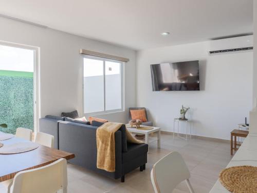 Μια τηλεόραση ή/και κέντρο ψυχαγωγίας στο Home with Pool 3 Minutes away from the beach