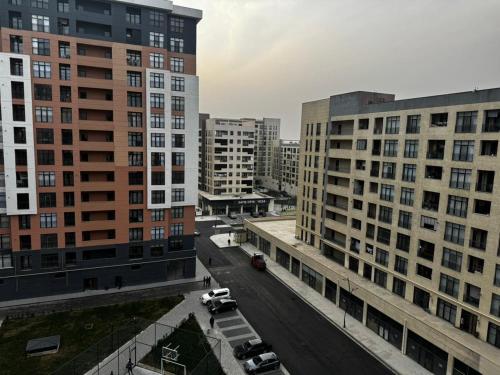 une vue aérienne d'une ville avec de grands immeubles dans l'établissement Sumqait Baxchasheher Center, à Soumgaït