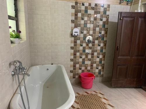 Koupelna v ubytování ROSE VILLA The Heritage Colonial Bungalow No 9