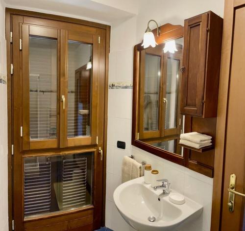 a bathroom with a sink and a mirror at Casa Di Gloria in Perledo