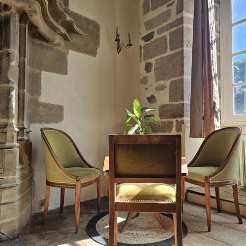 two chairs and a table in a room with a table andchairs at Gite Maison Loyac in Tulle