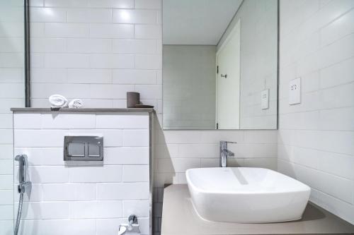 Koupelna v ubytování 1 Bedroom in Aljada City Center l Balcony & Pool - LemonHomes