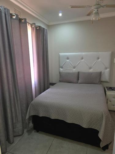 Postel nebo postele na pokoji v ubytování Lolly's Piece of Home