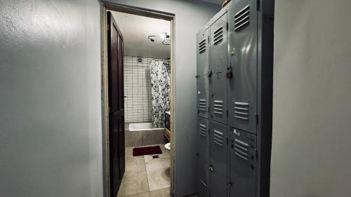 Sumaq Hostel Backpackers في بوينس آيرس: حمام مع السير في الدش بجوار باب