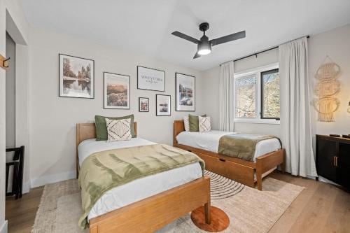 Un dormitorio con dos camas y un ventilador de techo. en 249 E Coyote, en Silverthorne
