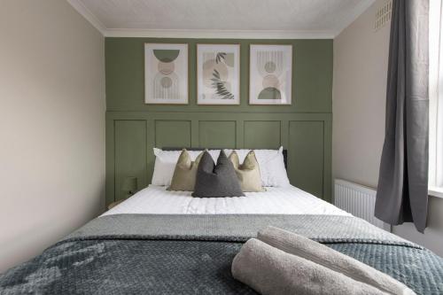 Voodi või voodid majutusasutuse Specious 3 Bedroom House with Parking and Fast Wifi toas