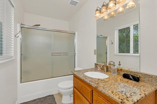 Ένα μπάνιο στο Yosemite Terrace View Retreat