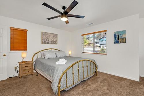 Ένα ή περισσότερα κρεβάτια σε δωμάτιο στο Yosemite Terrace View Retreat