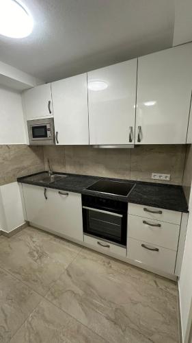 Foto Quiet 2-Bedroom Apartment - Ideal for Families & Work Stays 6