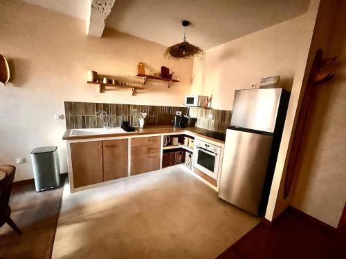 Een keuken of kitchenette bij Studio L'oasis Ensoleillé