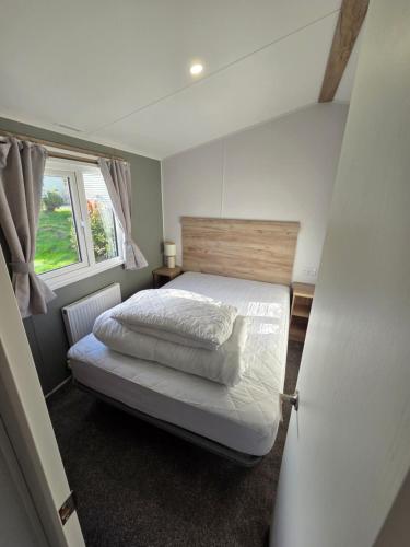 Postel nebo postele na pokoji v ubytování 8 Berth Caravan Haven Marton Mere