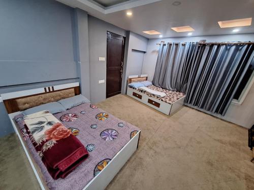 una camera da letto con due letti e una finestra di KTM Homestay a Kathmandu