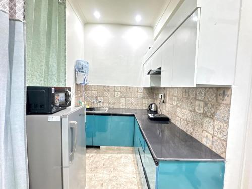 O bucătărie sau chicinetă la The Olivia Luxury - Stay step away from Laxman Jhula